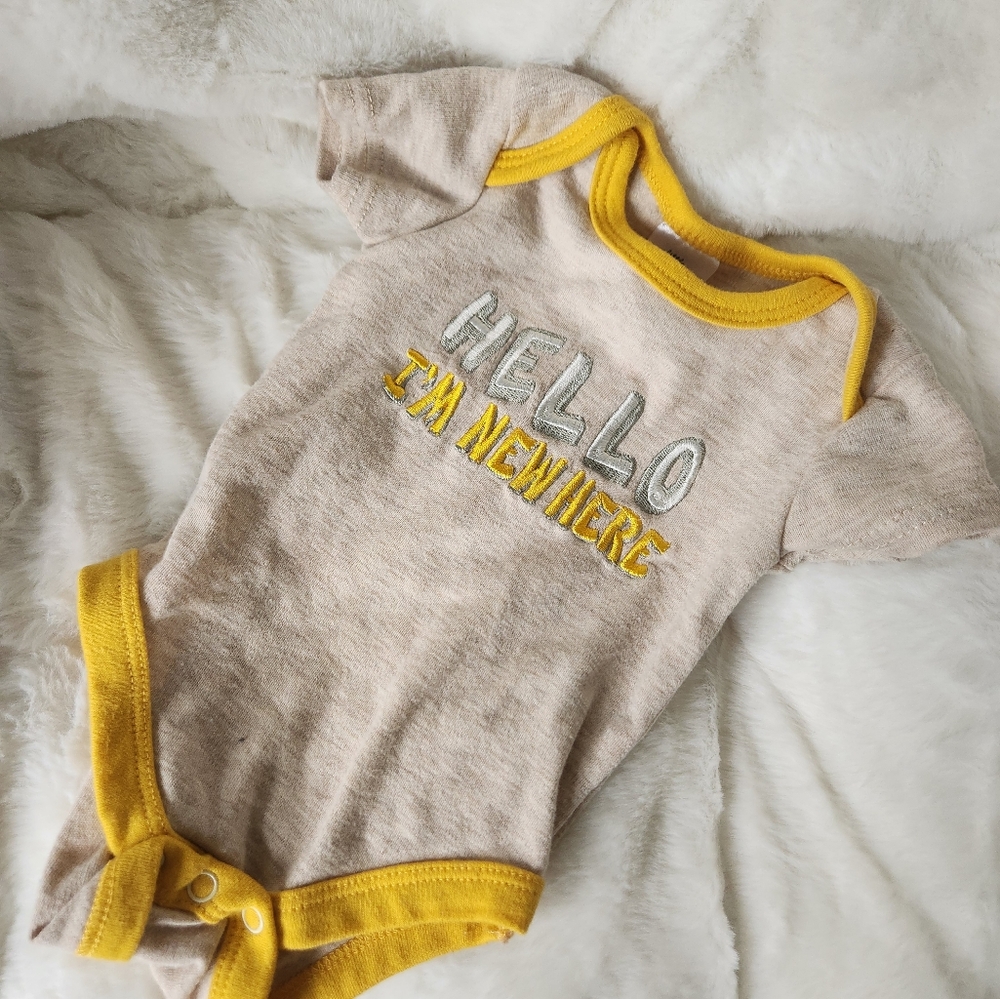 Beige and Yellow 'Hello I'm New Here' Baby Bodysuit